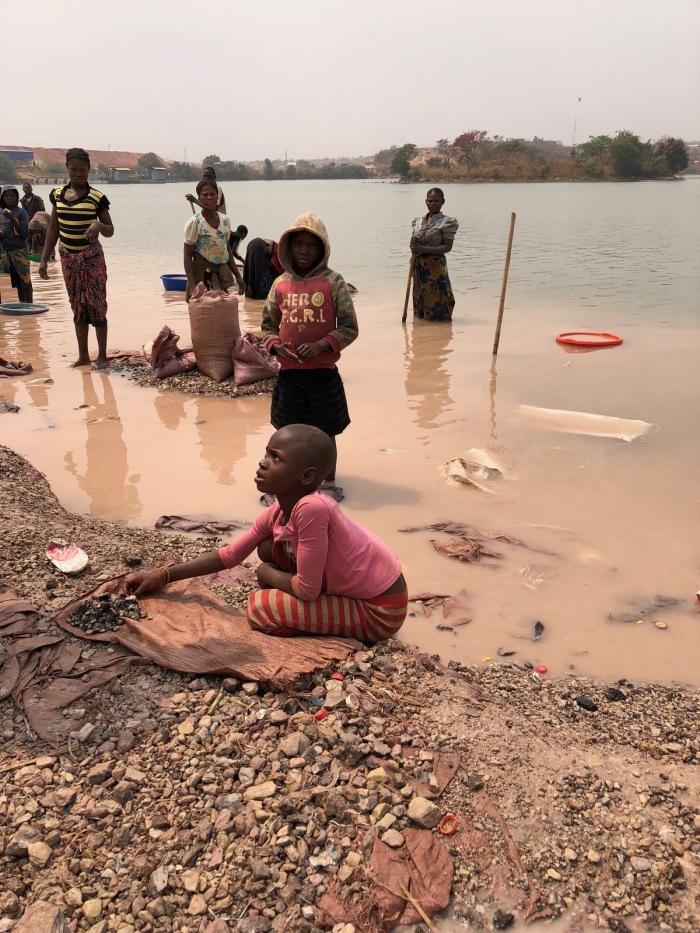 Шахты в Конго, где детям платят два доллара в день, за добычу кобальта