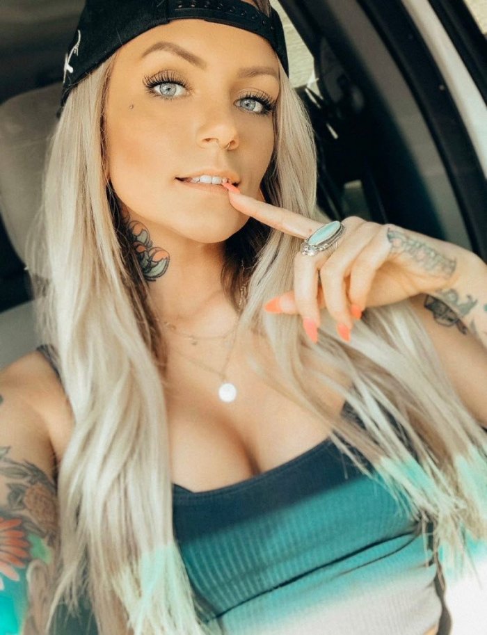 Девушки в автомобилях