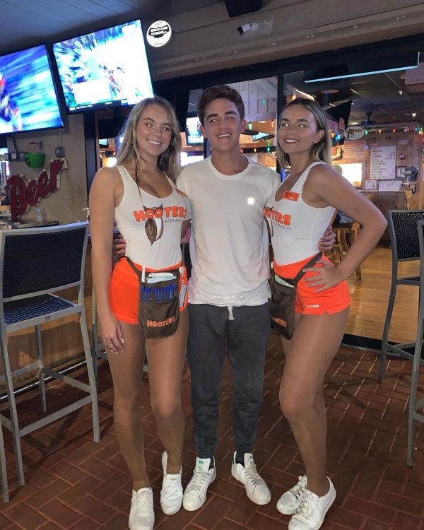 Официантки из ресторанов Hooters (30 фото)