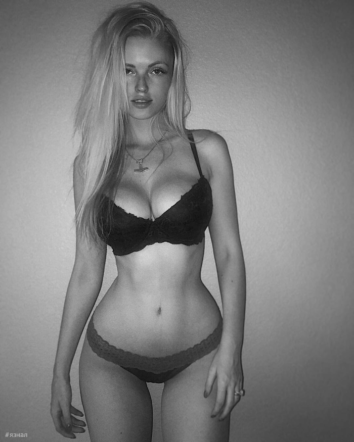 Худая девушка с большой грудью