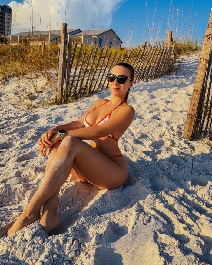 Девушка в бикини