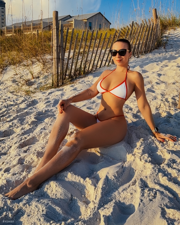 Девушка в бикини