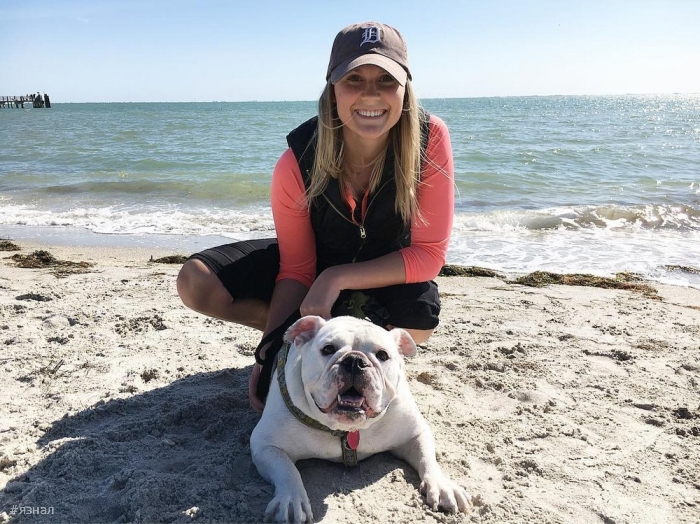 Весёлые девушки с собаками