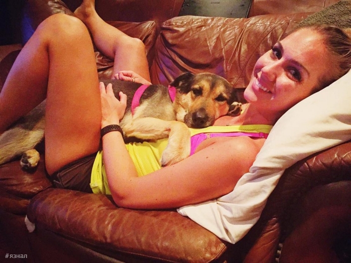 Весёлые девушки с собаками