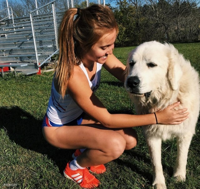 Весёлые девушки с собаками