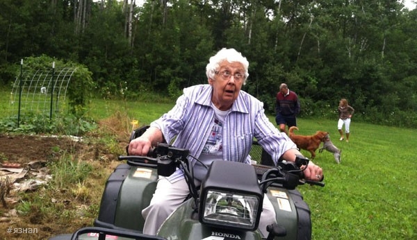 Веселые старушки в кадре