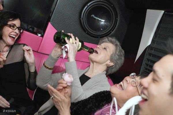 Веселые старушки в кадре