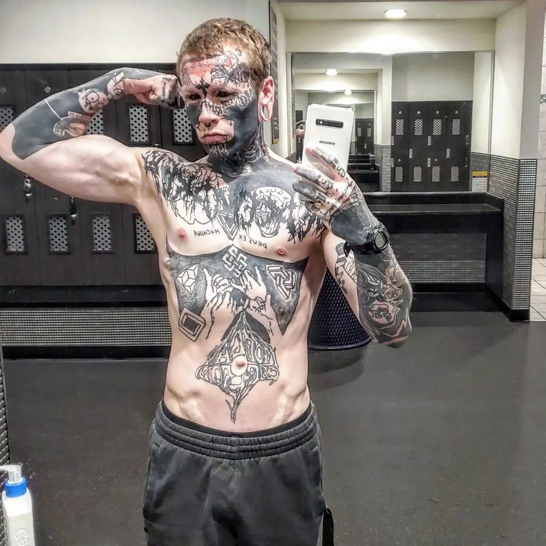 «Неоновый Демон»: как татуировки изменили жизнь менеджера из пиццерии