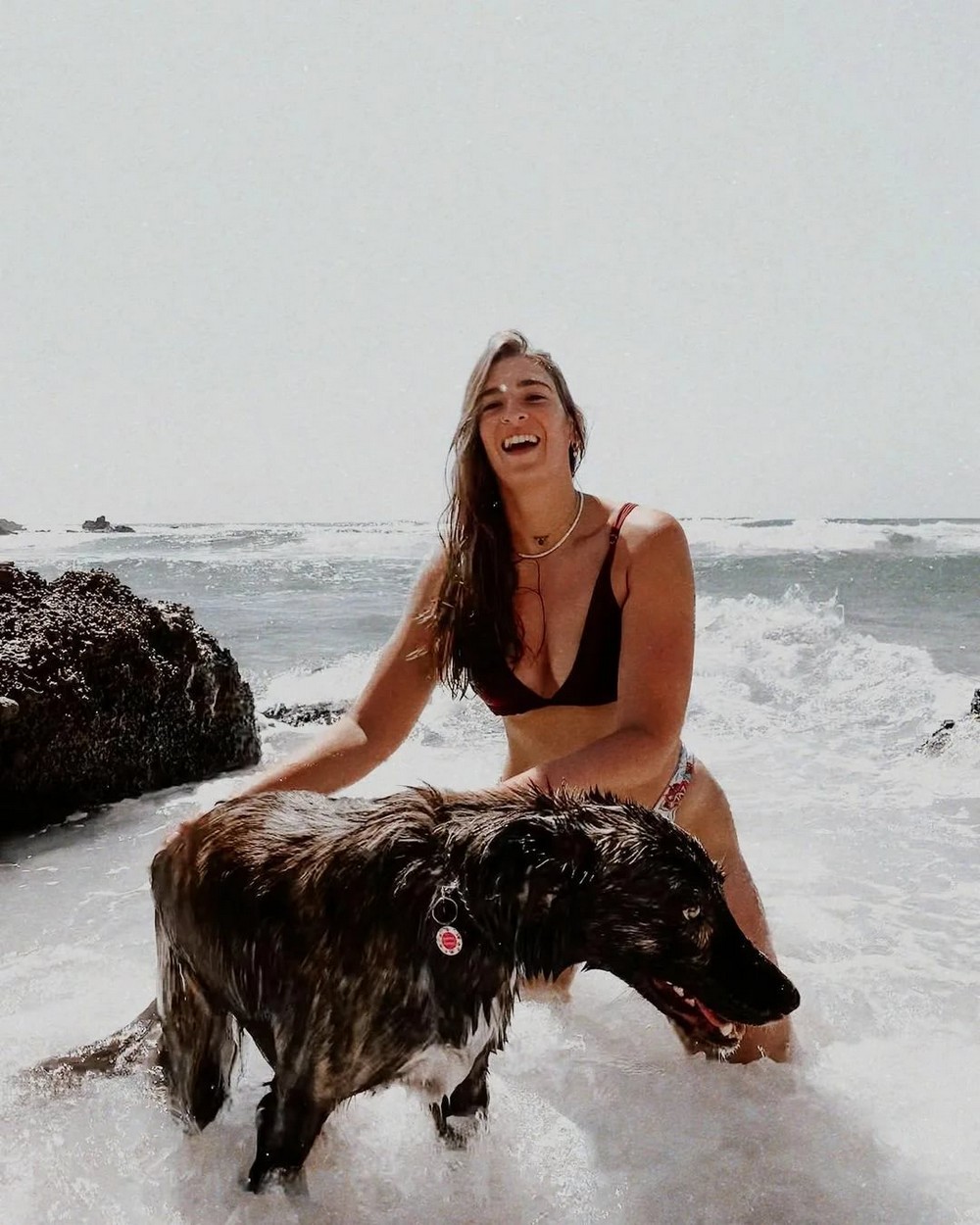 Улыбнись! Очаровательные девушки и их забавные пёсики — двойная порция радости!