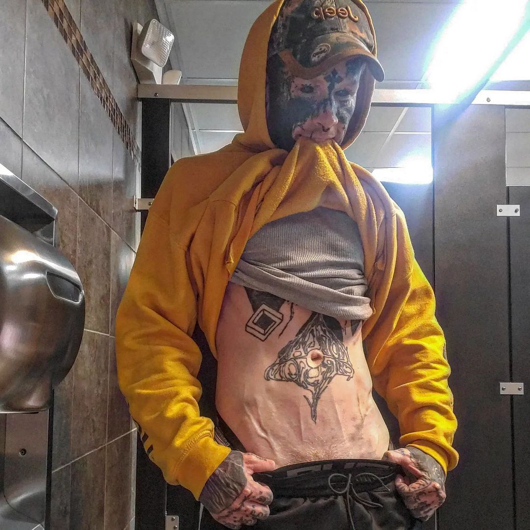 «Неоновый Демон»: как татуировки изменили жизнь менеджера из пиццерии