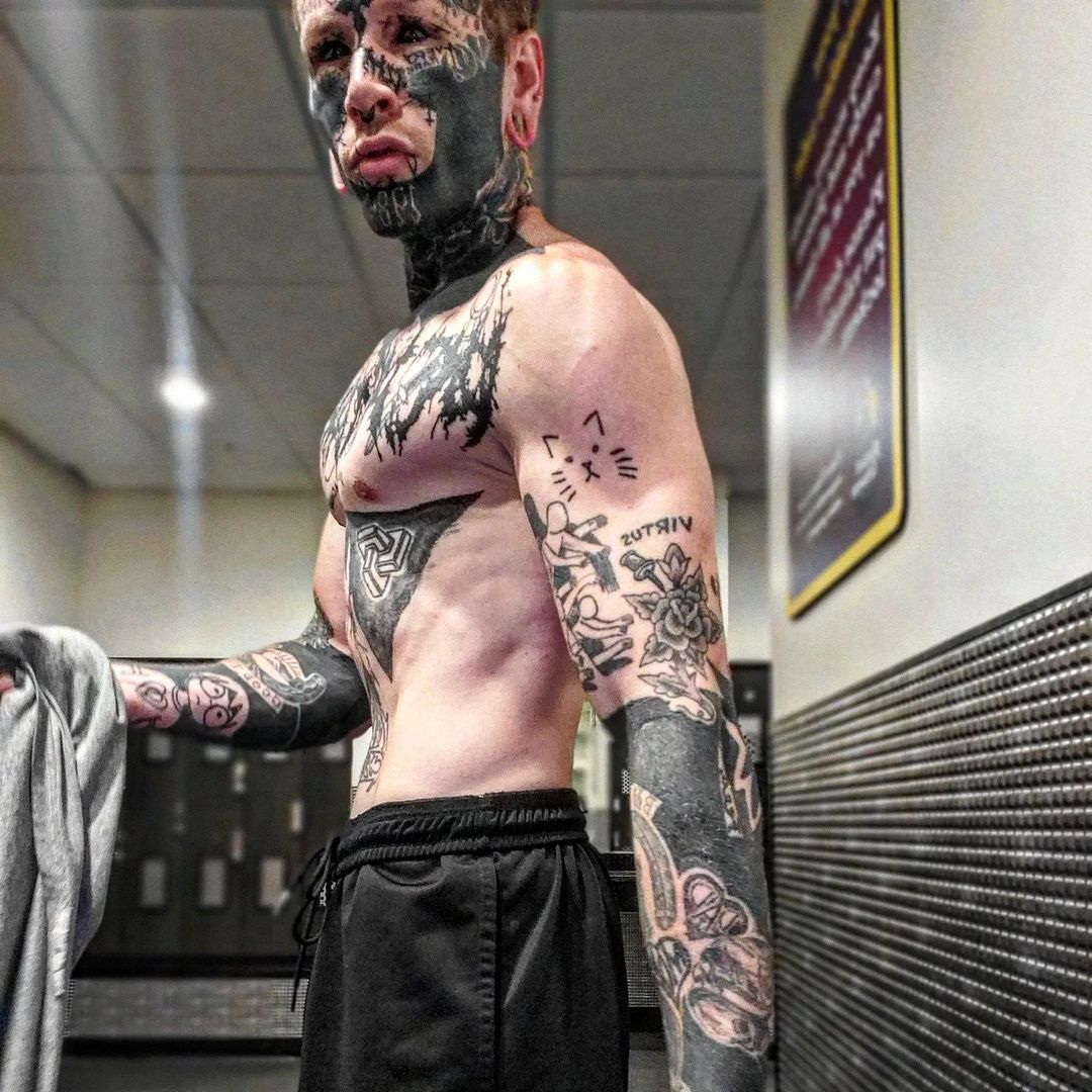 «Неоновый Демон»: как татуировки изменили жизнь менеджера из пиццерии