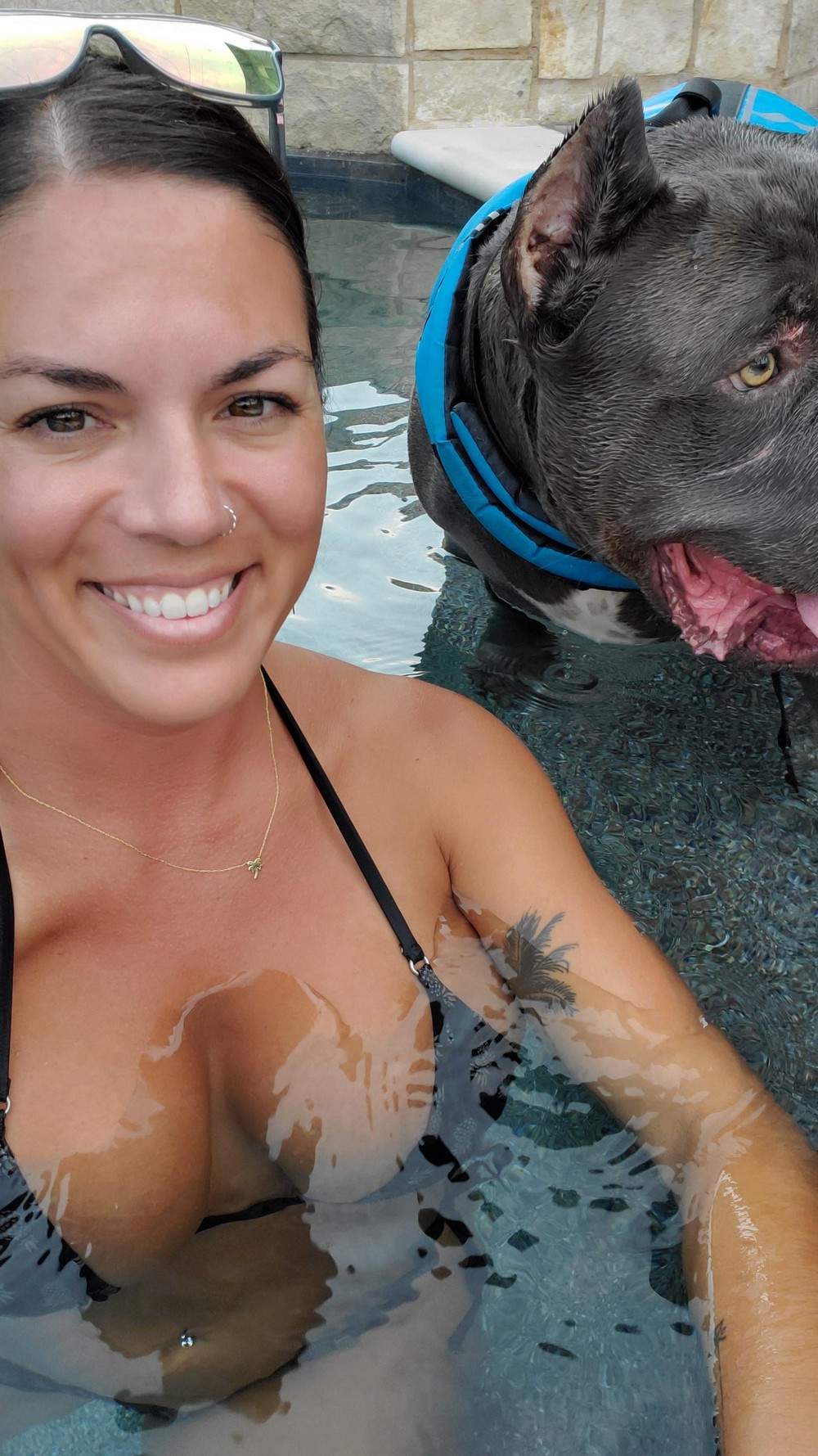 Улыбнись! Очаровательные девушки и их забавные пёсики — двойная порция радости!