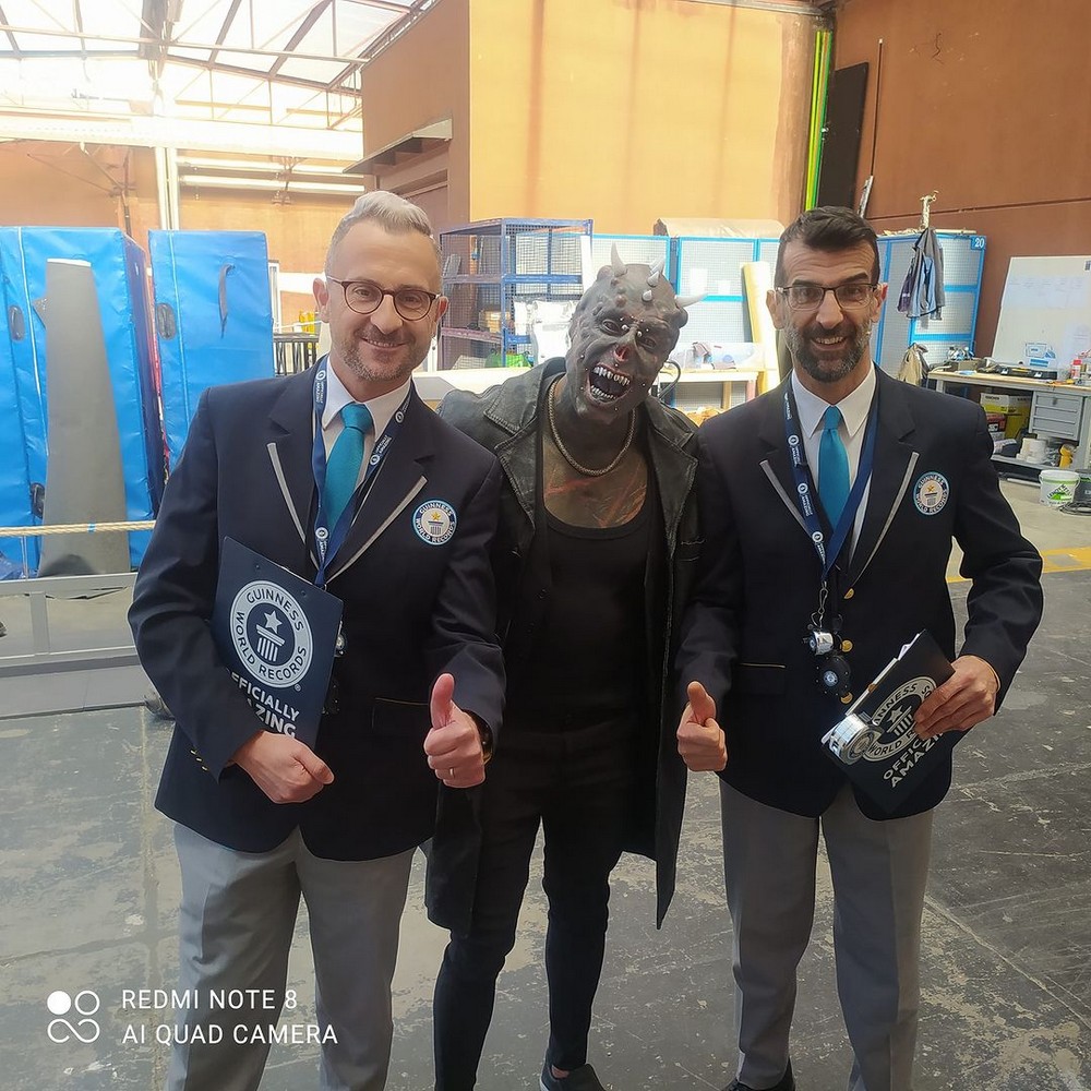 Бразилец Мишель Праддо, известный как "Человек-сатана", установил мировой рекорд по количеству рогов на голове