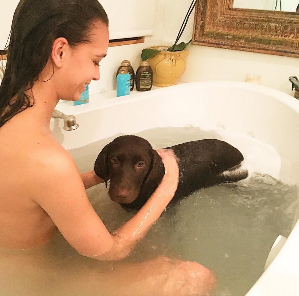 Улыбнись! Очаровательные девушки и их забавные пёсики — двойная порция радости!