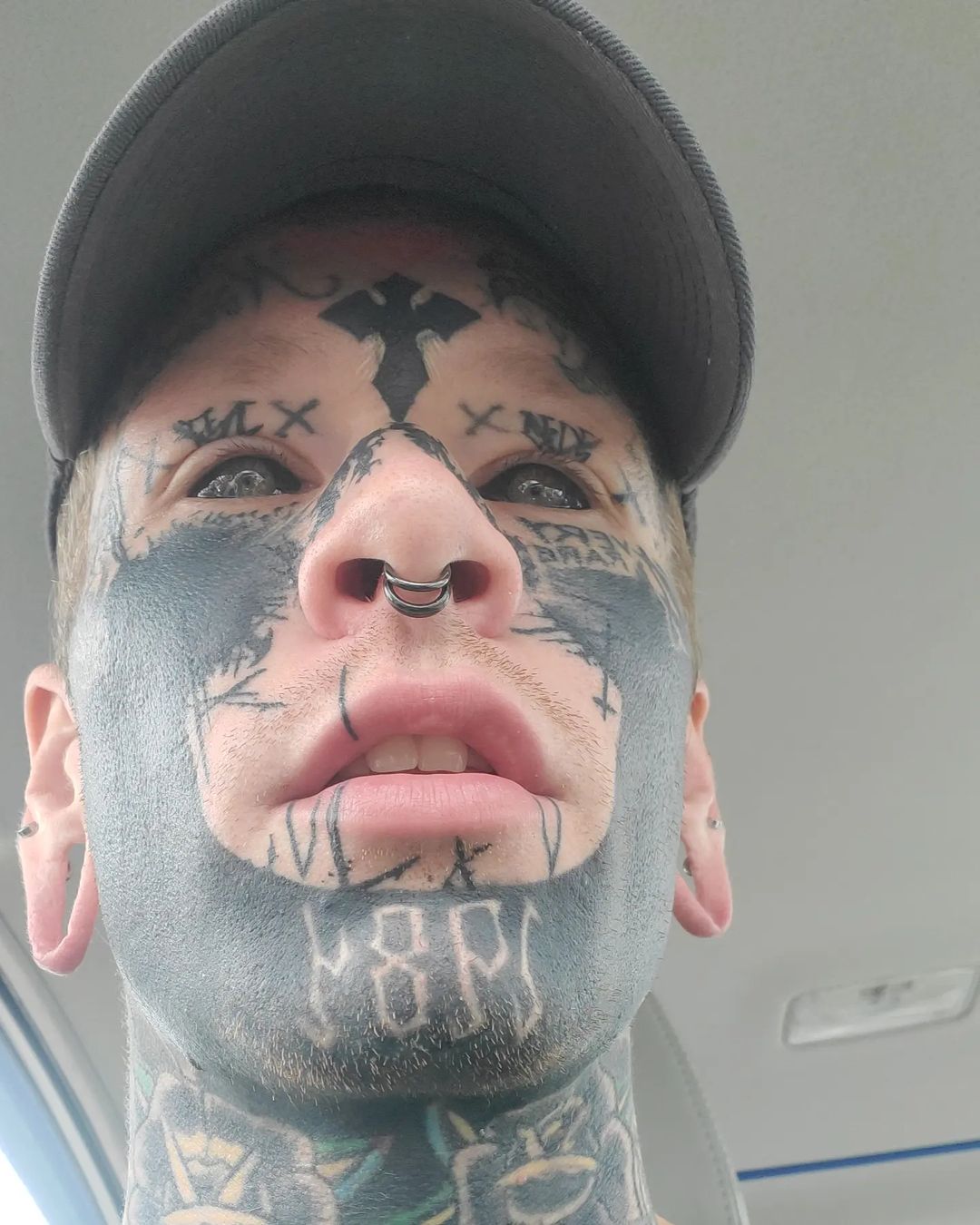 «Неоновый Демон»: как татуировки изменили жизнь менеджера из пиццерии