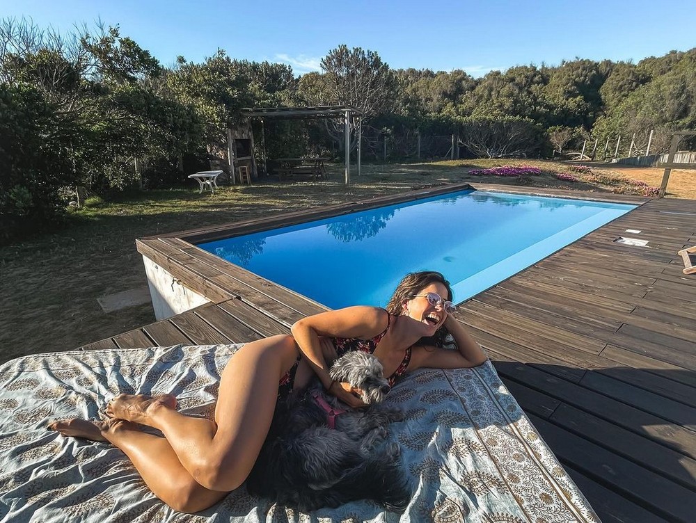 Улыбнись! Очаровательные девушки и их забавные пёсики — двойная порция радости!