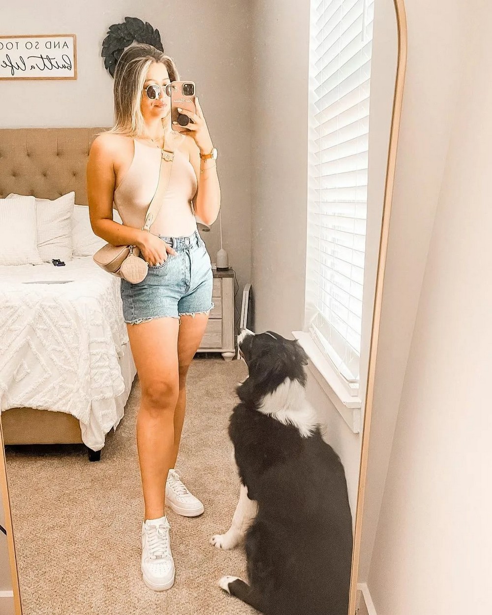 Улыбнись! Очаровательные девушки и их забавные пёсики — двойная порция радости!