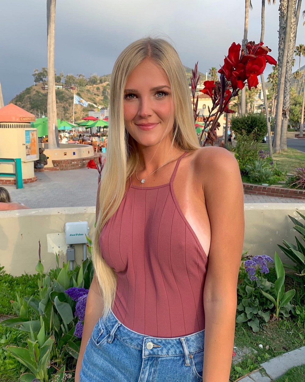 Девушки без бюстгальтеров