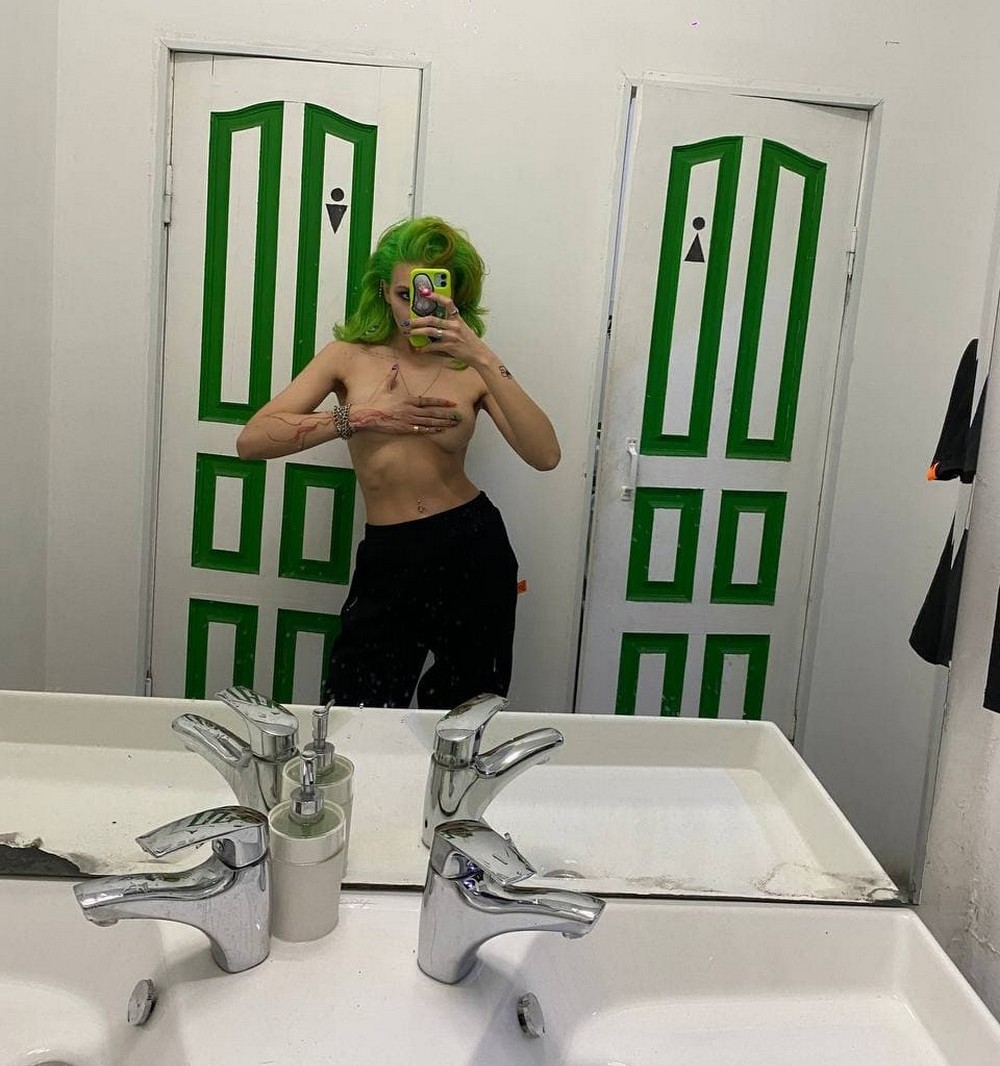 Девушки прикрывают грудь руками