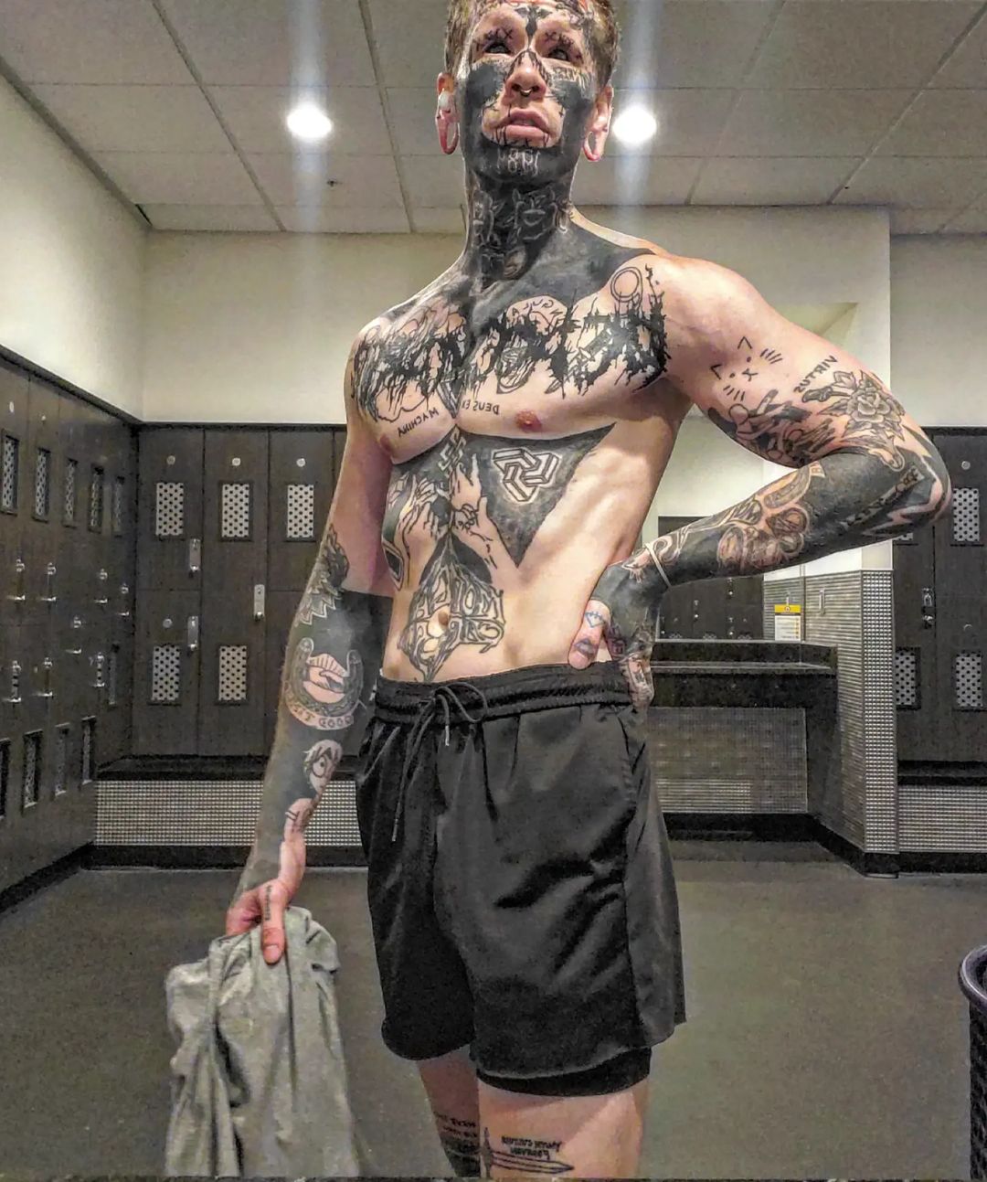 «Неоновый Демон»: как татуировки изменили жизнь менеджера из пиццерии