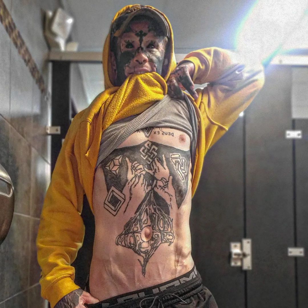 «Неоновый Демон»: как татуировки изменили жизнь менеджера из пиццерии