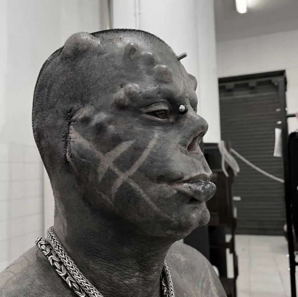 Бразилец Мишель Праддо, известный как "Человек-сатана", установил мировой рекорд по количеству рогов на голове