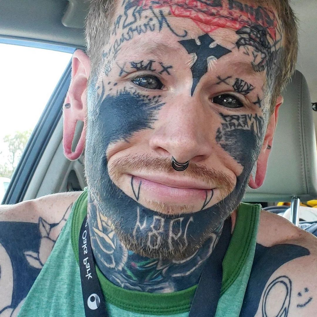 «Неоновый Демон»: как татуировки изменили жизнь менеджера из пиццерии