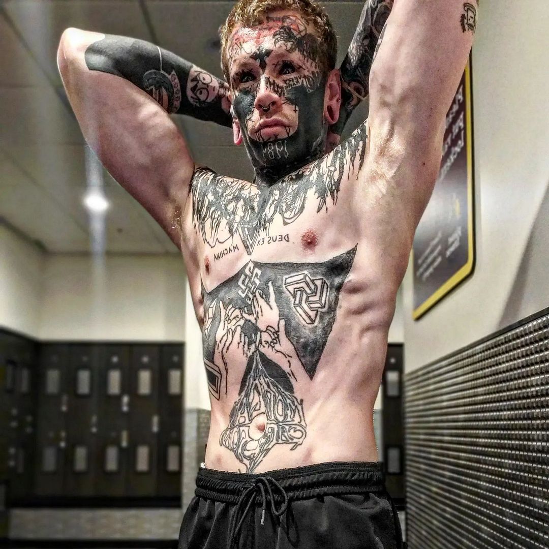 «Неоновый Демон»: как татуировки изменили жизнь менеджера из пиццерии