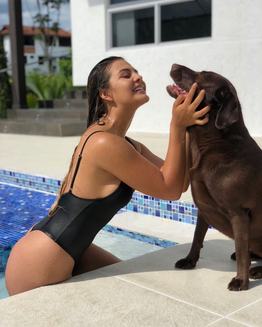 Улыбнись! Очаровательные девушки и их забавные пёсики — двойная порция радости!