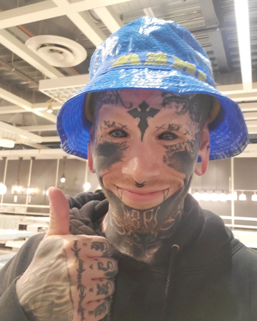 «Неоновый Демон»: как татуировки изменили жизнь менеджера из пиццерии