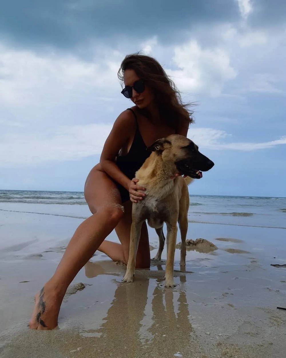 Улыбнись! Очаровательные девушки и их забавные пёсики — двойная порция радости!