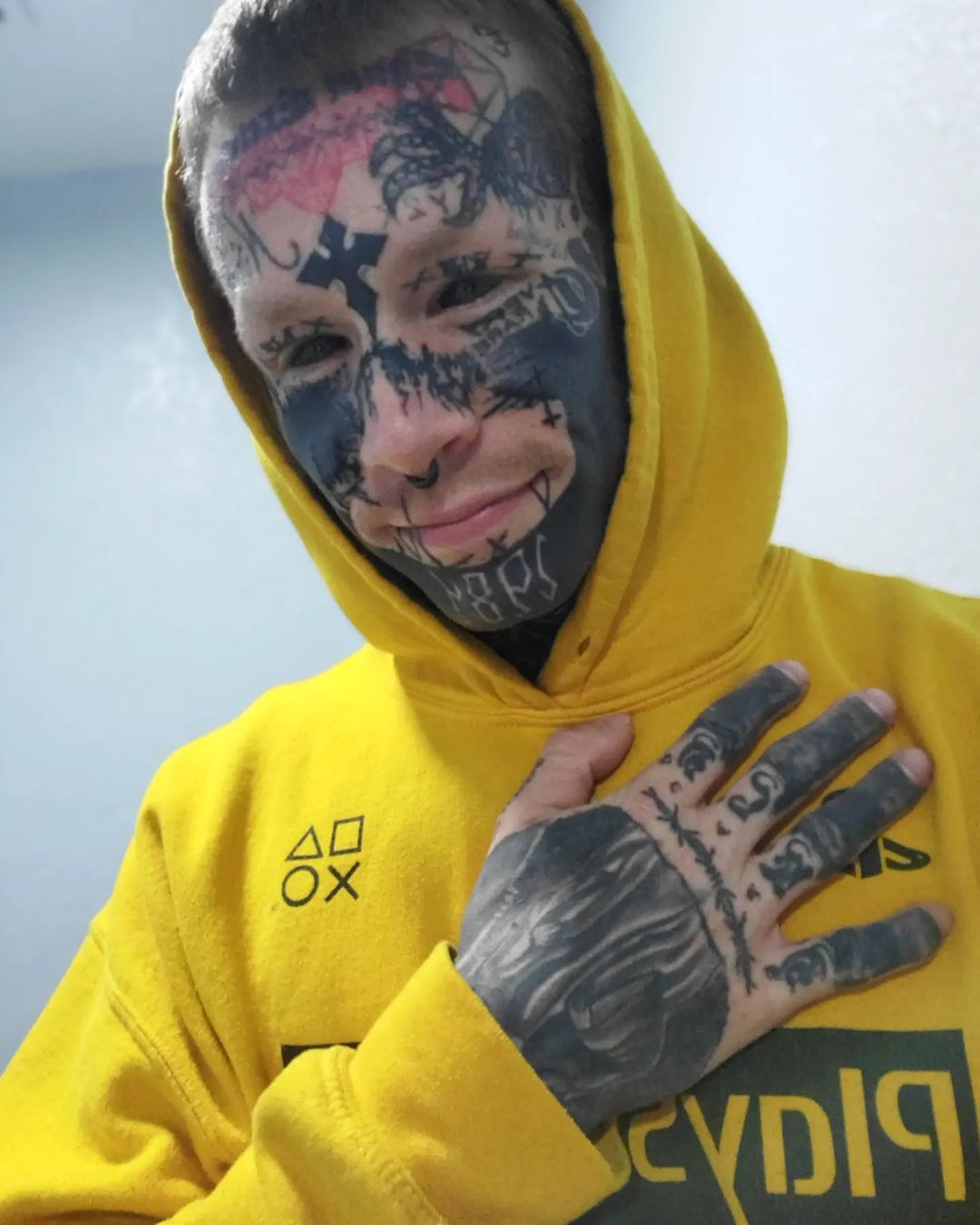 «Неоновый Демон»: как татуировки изменили жизнь менеджера из пиццерии