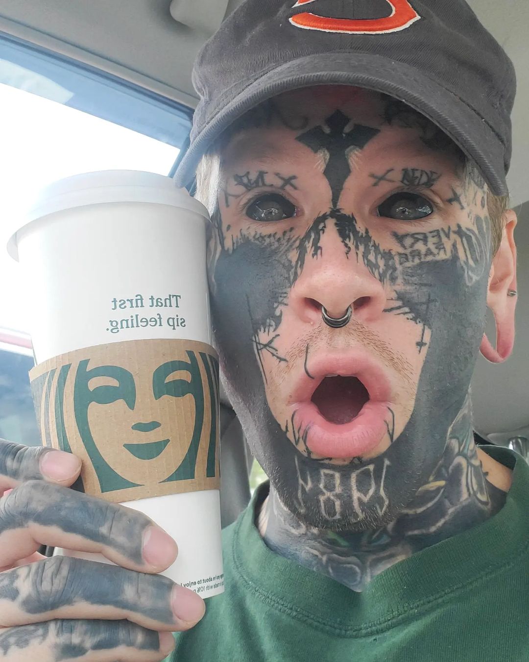 «Неоновый Демон»: как татуировки изменили жизнь менеджера из пиццерии