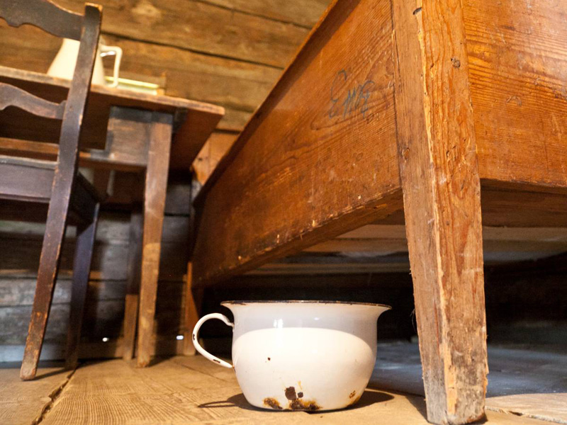 Ночной горшок под кроватью