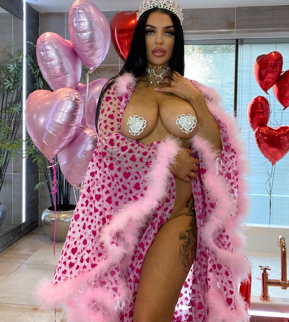 Девушки без бюстгальтеров