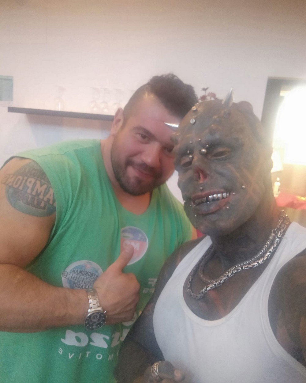 Бразилец Мишель Праддо, известный как "Человек-сатана", установил мировой рекорд по количеству рогов на голове