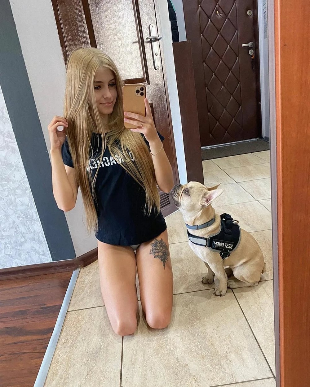 Улыбнись! Очаровательные девушки и их забавные пёсики — двойная порция радости!