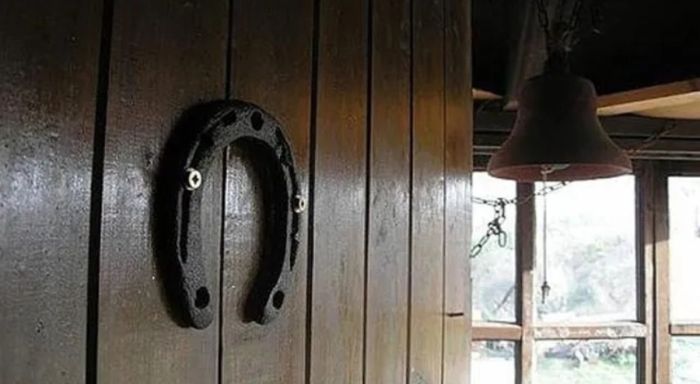 Почему над дверью вешают на счастье подкову