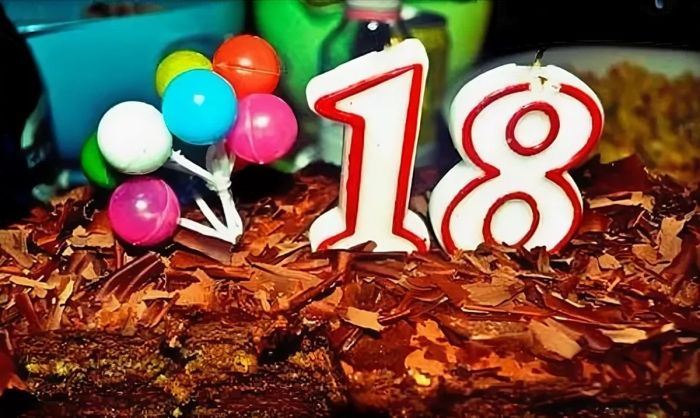 Почему совершеннолетия достигают в 18 лет