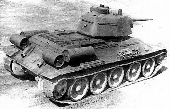 Что за странные бочки устанавливали на корме Т-34